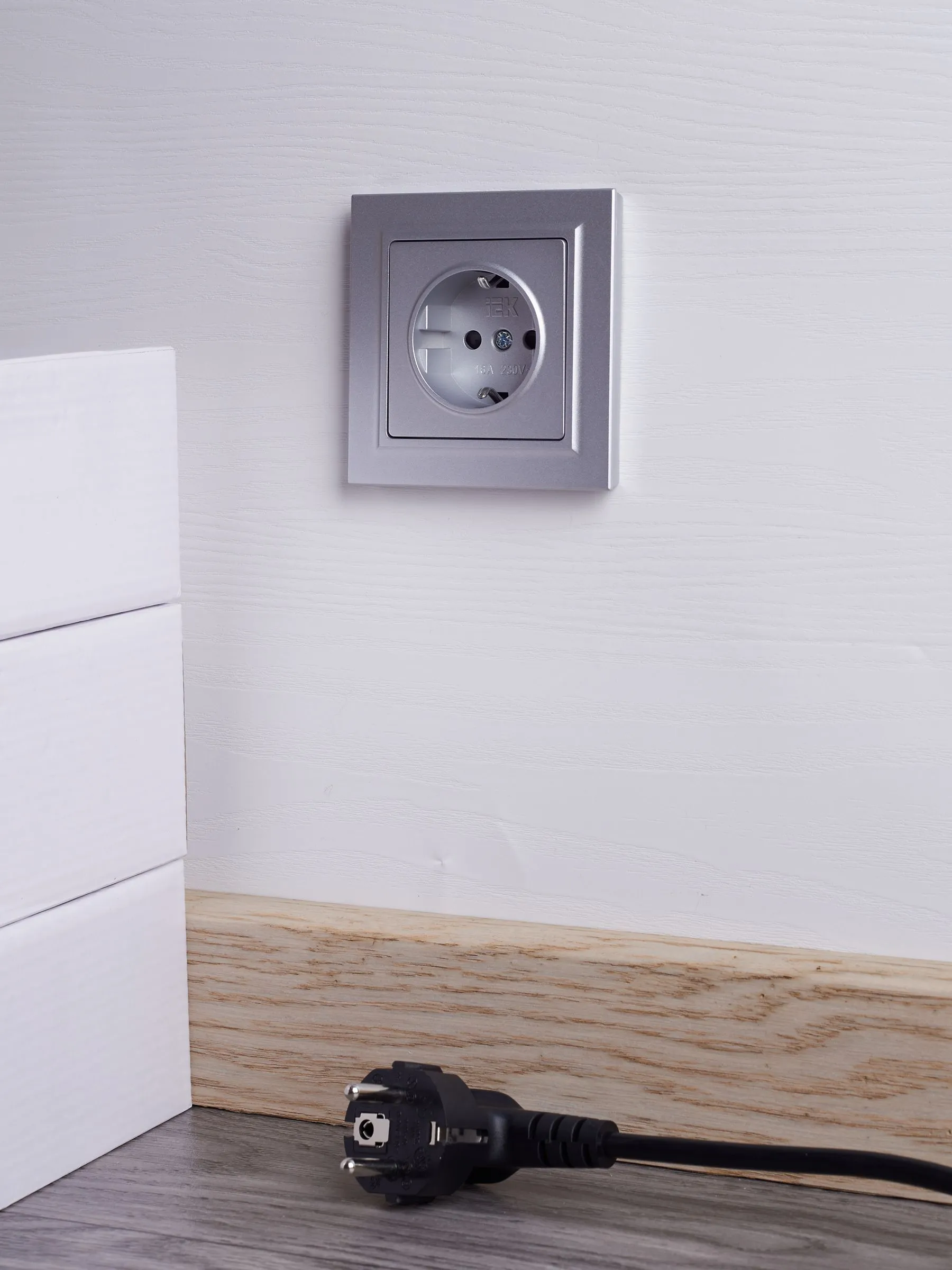 BRITE Розетка 1-местная с заземлением с защитными шторками 16А в сборе РСР14-1-0-БрА алюминий IEK - Фото 5