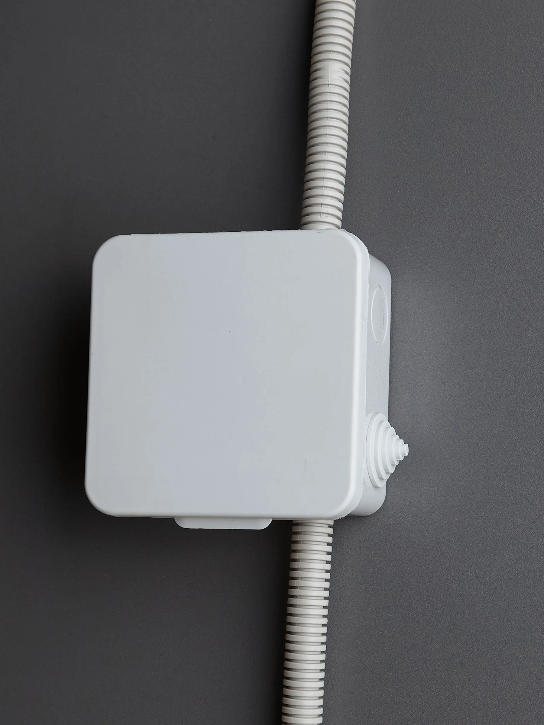 Коробка распаячная для о/п 100х100х50мм IP54 КМ41256 безгалогенная (HF) с откидной крышкой 8 гермовводов серая IEK - Фото 5