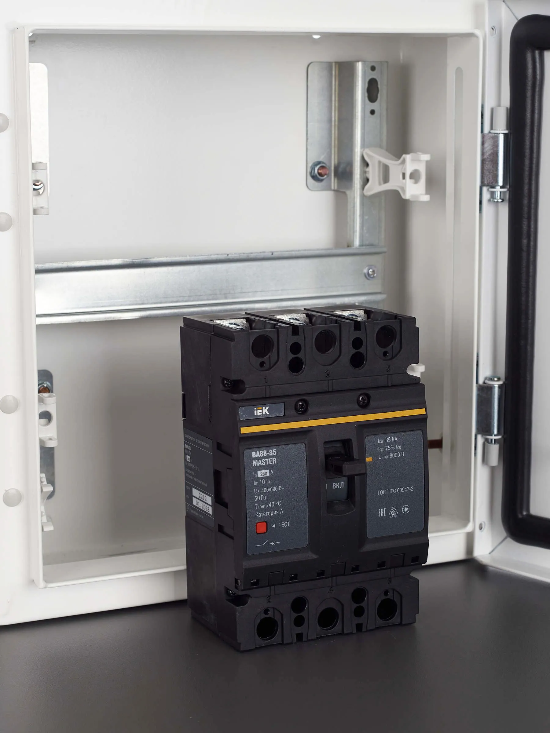 Выключатель автоматический ВА88-35 3Р 250А 35кА MASTER IEK - Фото 2