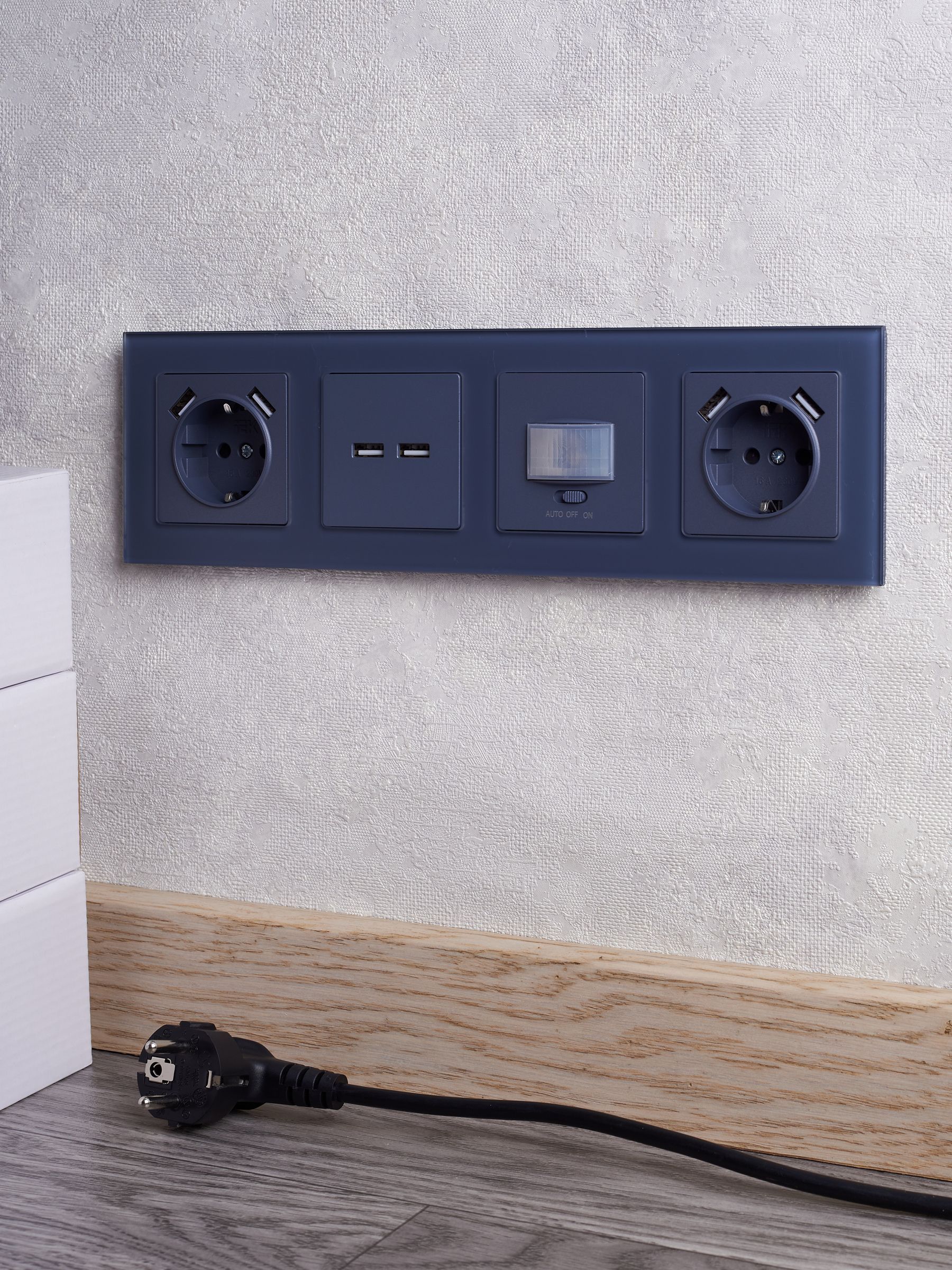 BRITE Розетка 1-местная с заземлением с защитными шторками 16А с USB A+A 5В 3,1А РЮш10-2-БрМ маренго IEK - Фото 4