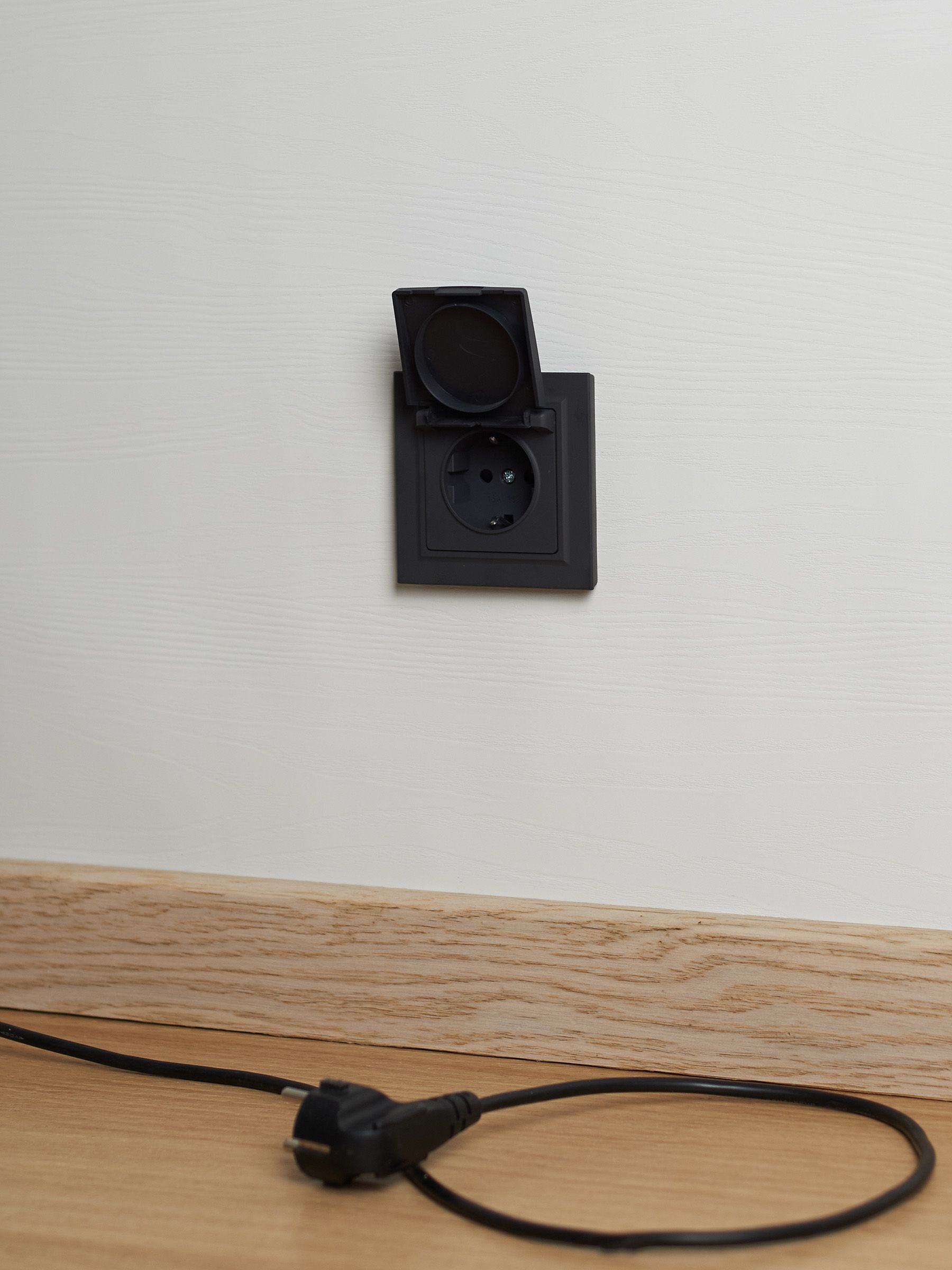BRITE Розетка 1-местная с заземлением с защитными шторками и крышкой 16А IP44 РСбш10-3-44-БрГ графит IEK - Фото 10