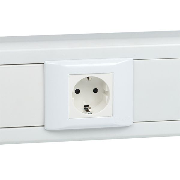 Розетка 45х45 с зазем., с защ. шторками, 90 градусов, белая EKF