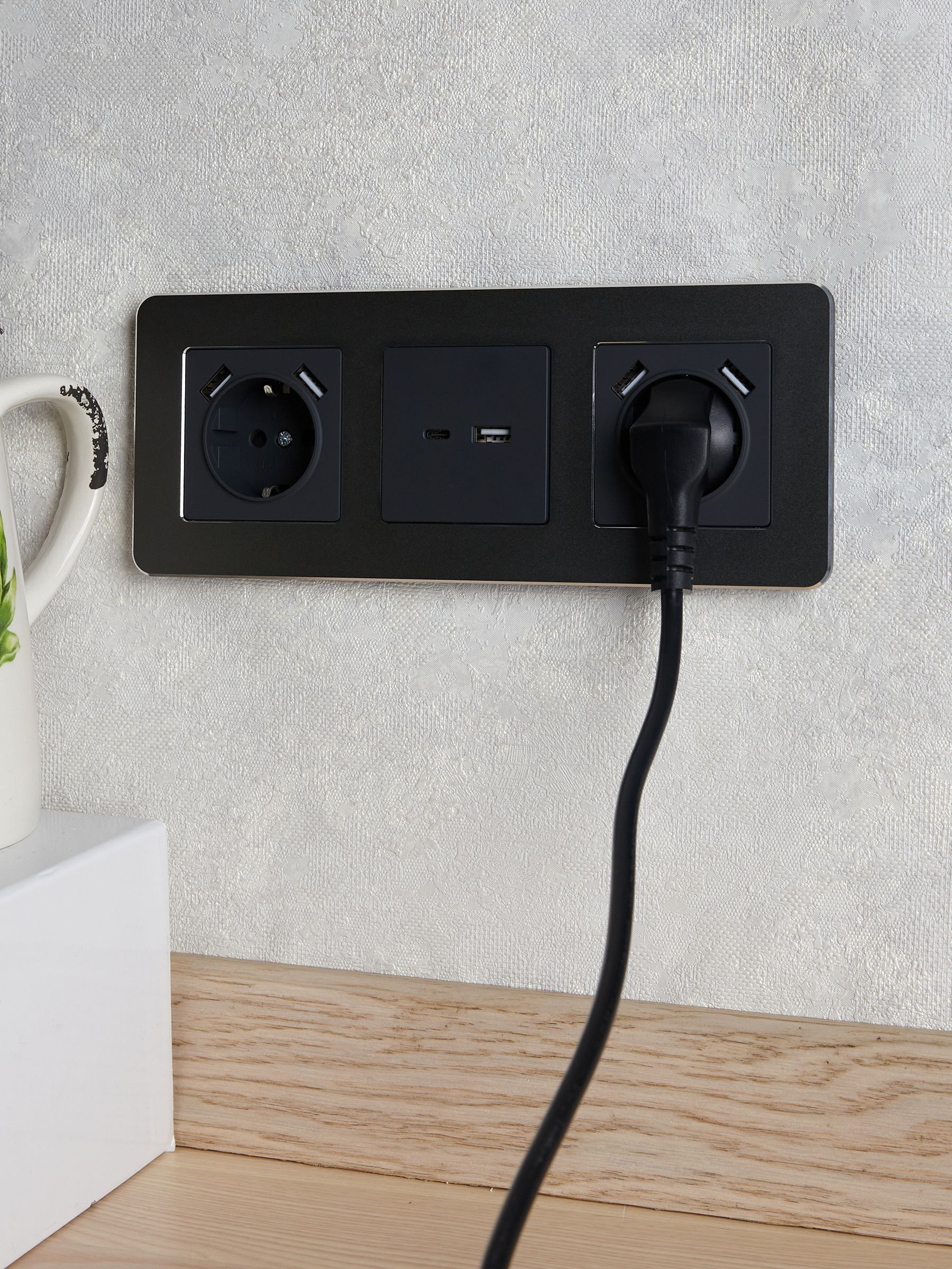 BRITE Розетка 1-местная с заземлением с защитными шторками 16А с USB A+A 5В 3,1А РЮш10-2-БрГ графит IEK - Фото 3