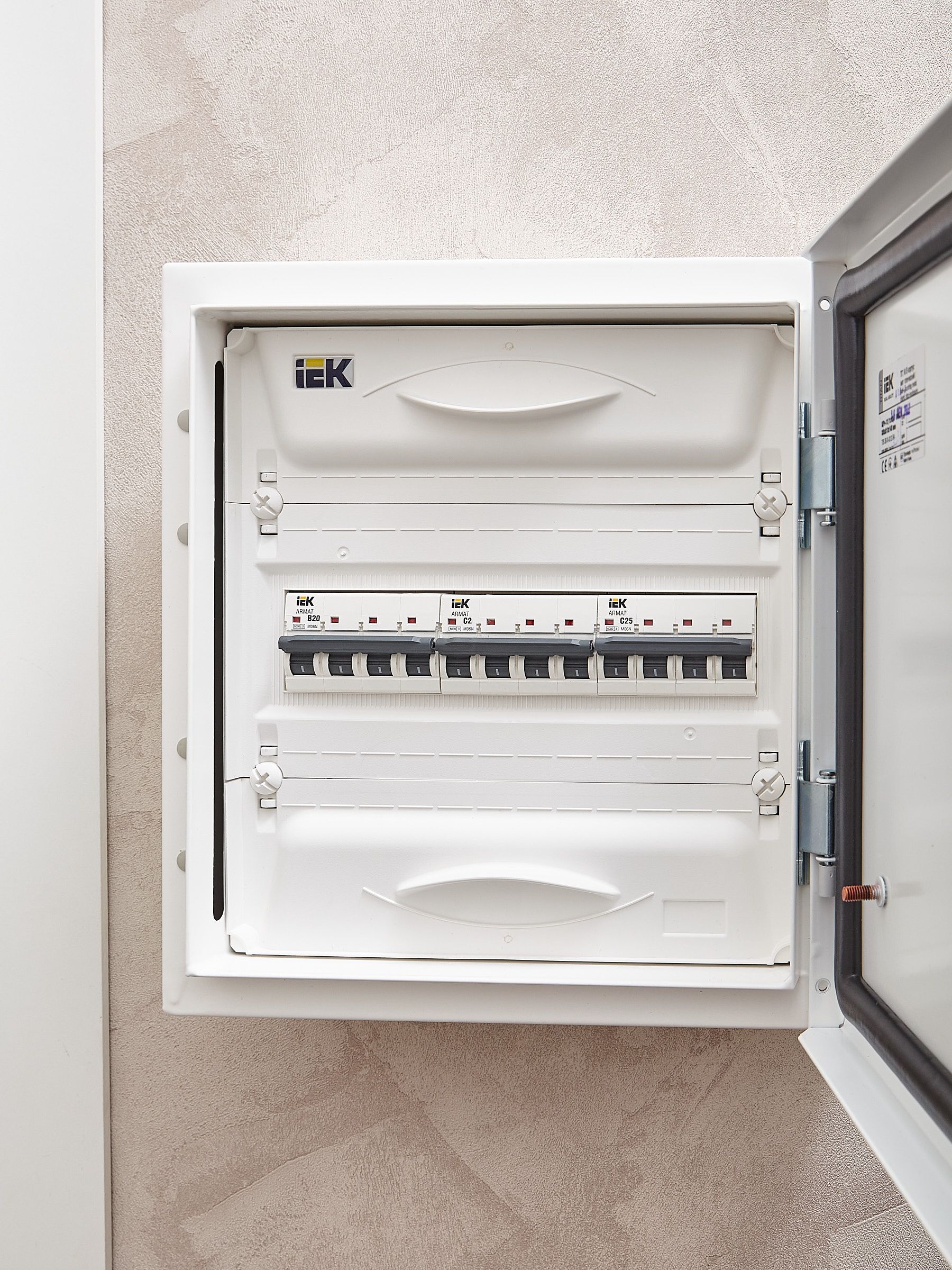 ARMAT Автоматический выключатель M06N 4P C 2А IEK - Фото 3