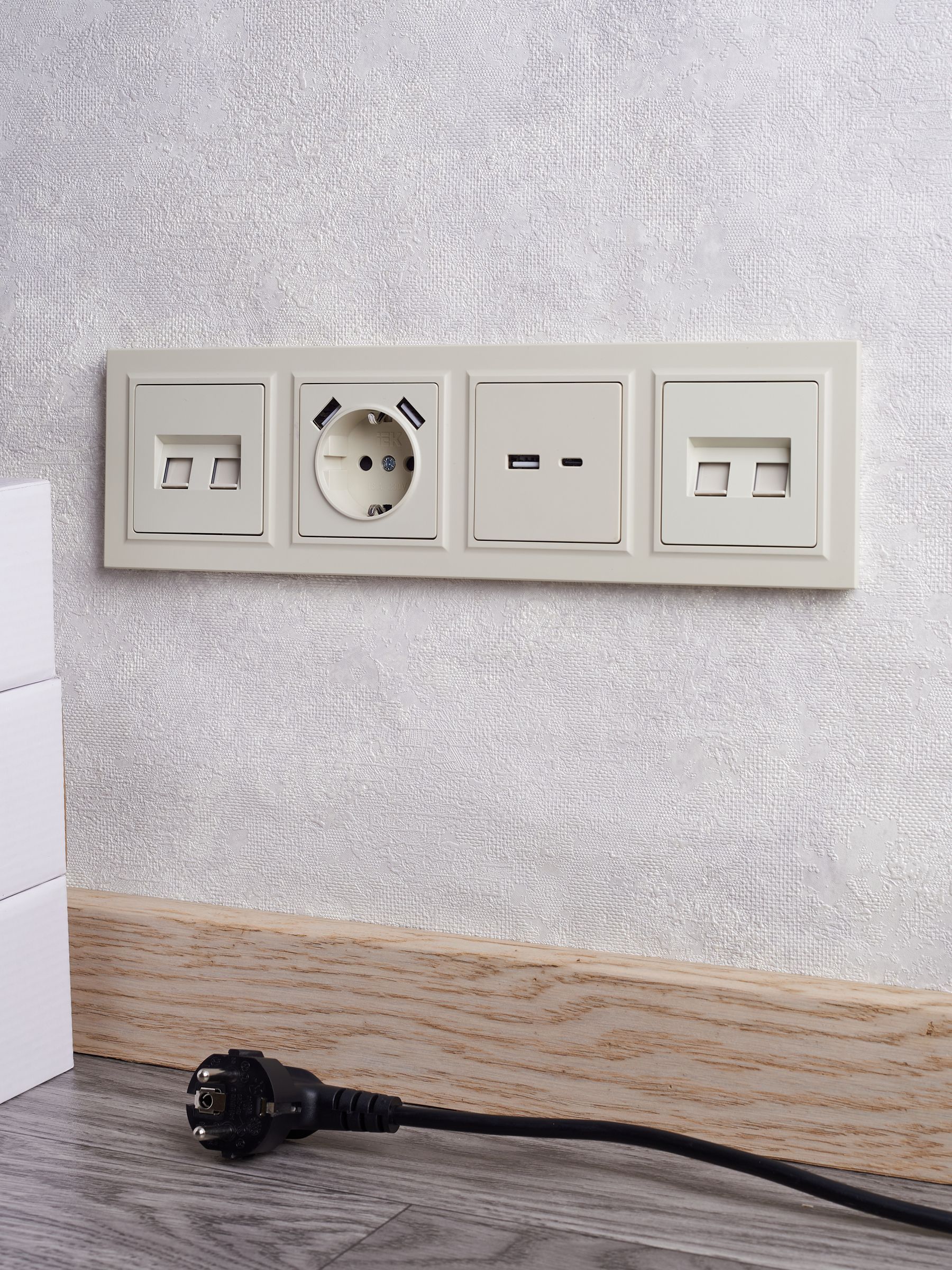 BRITE Розетка 1-местная с заземлением с защитными шторками 16А с USB A+A 5В 2,1А РЮш10-1-БрКр бежевый IEK - Фото 4