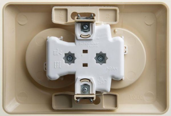Розетка 2-м СП Этюд 16А IP20 250В без заземл. защ. шторки крем. SE PC16-106K