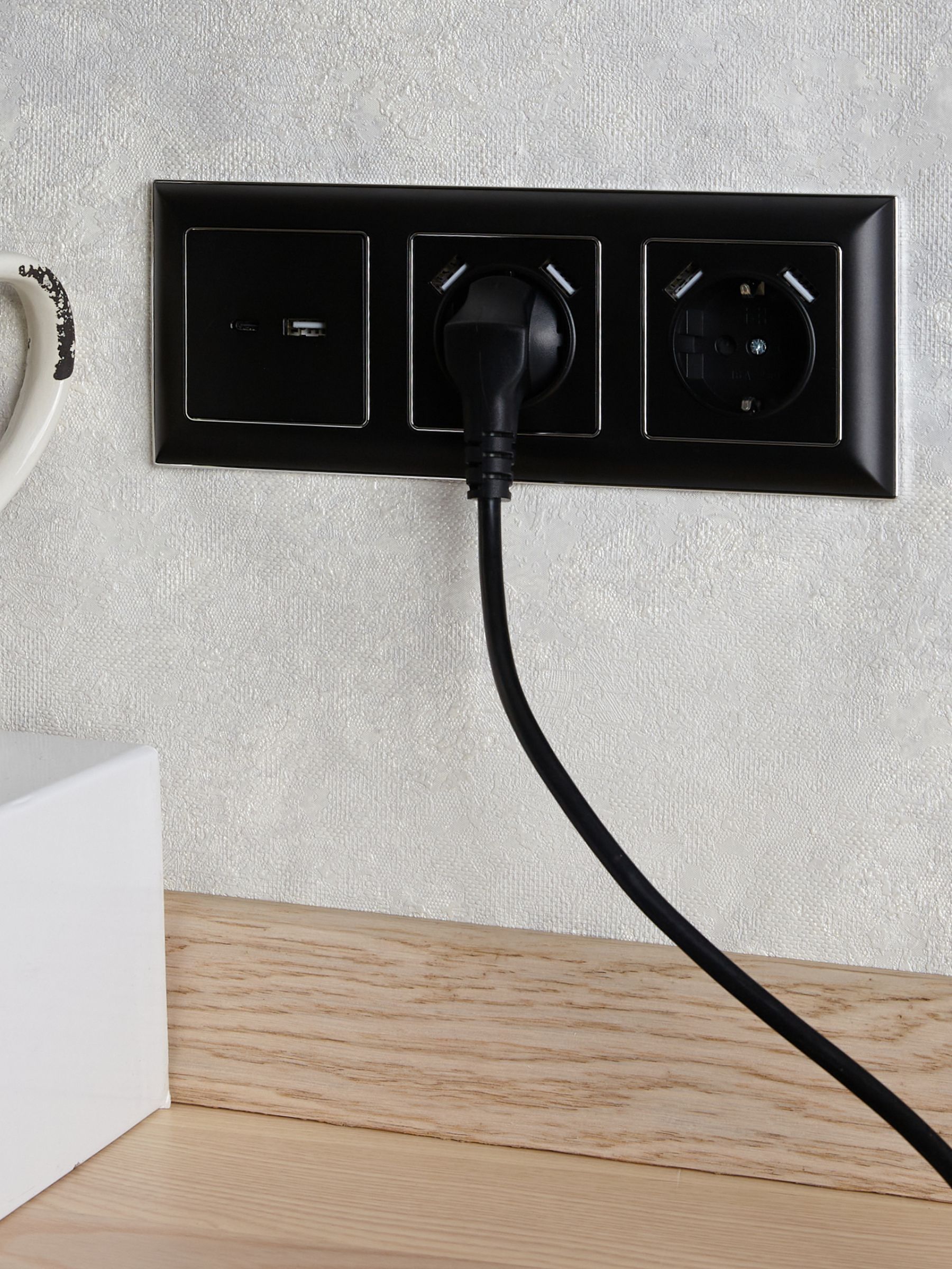 BRITE Розетка 1-местная с заземлением с защитными шторками 16А с USB A+A 5В 2,1А РЮш10-1-БрЧ черный IEK - Фото 7