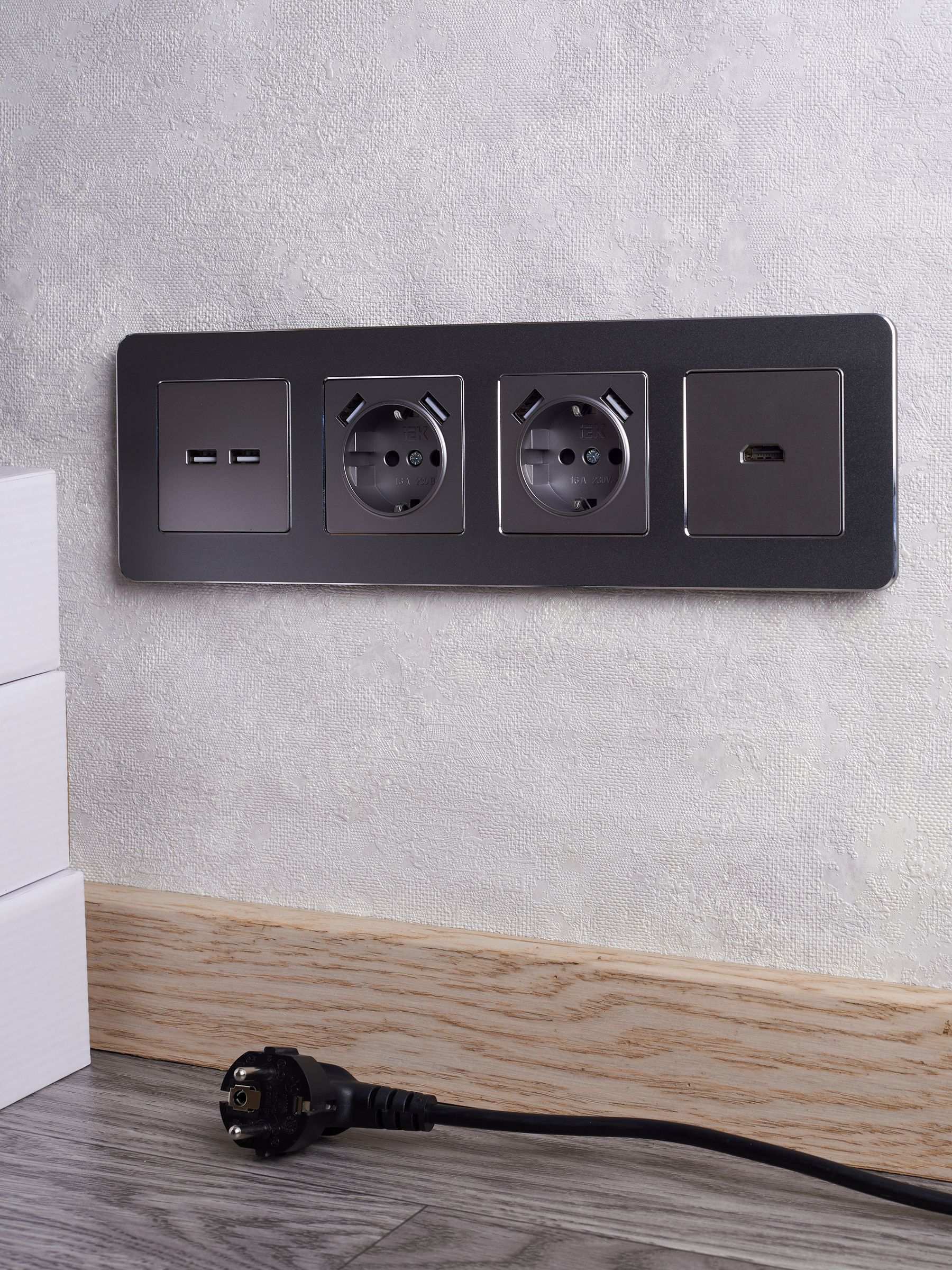 BRITE Розетка 1-местная с заземлением с защитными шторками 16А с USB A+A 5В 3,1А РЮш10-2-БрС сталь IEK - Фото 8