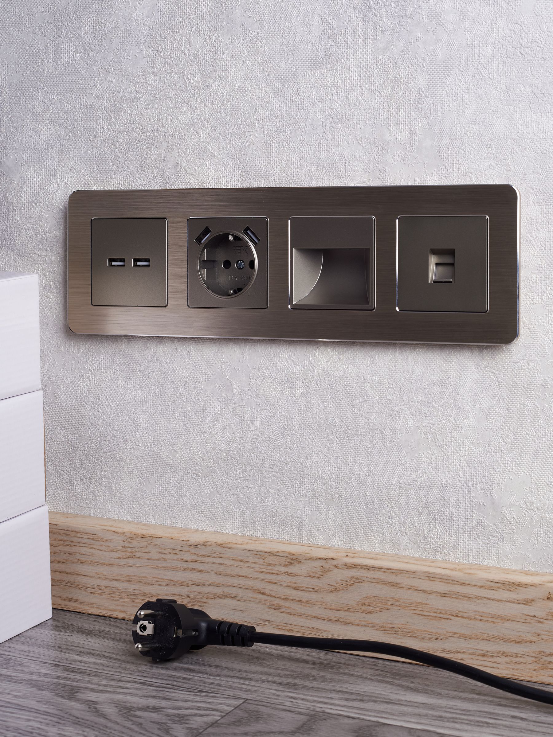 BRITE Розетка 1-местная с заземлением с защитными шторками 16А с USB A+A 5В 3,1А РЮш10-2-БрШ шампань IEK - Фото 5