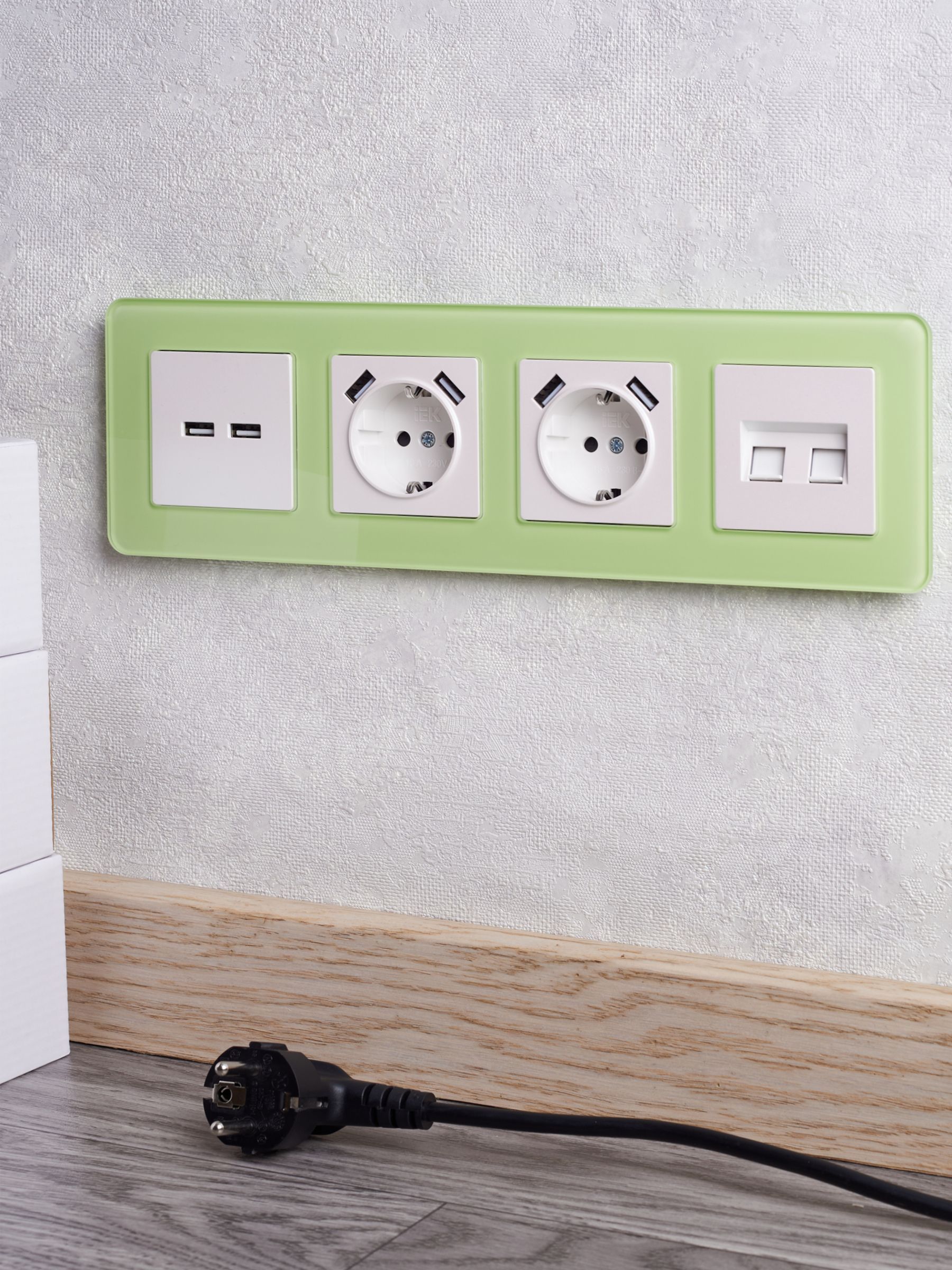 BRITE Розетка 1-местная с заземлением с защитными шторками 16А с USB A+A 5В 3,1А РЮш10-2-БрЖ жемчуг IEK - Фото 8