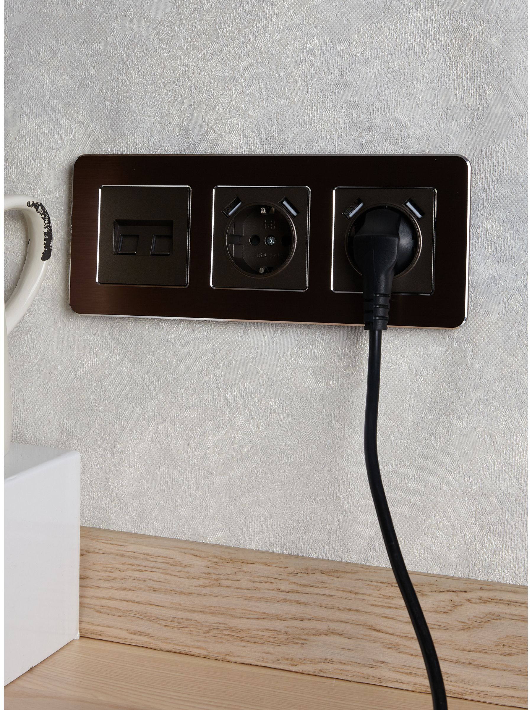 BRITE Розетка 1-местная с заземлением с защитными шторками 16А с USB A+A 5В 3,1А РЮш10-2-БрТБ темная бронза IEK - Фото 7
